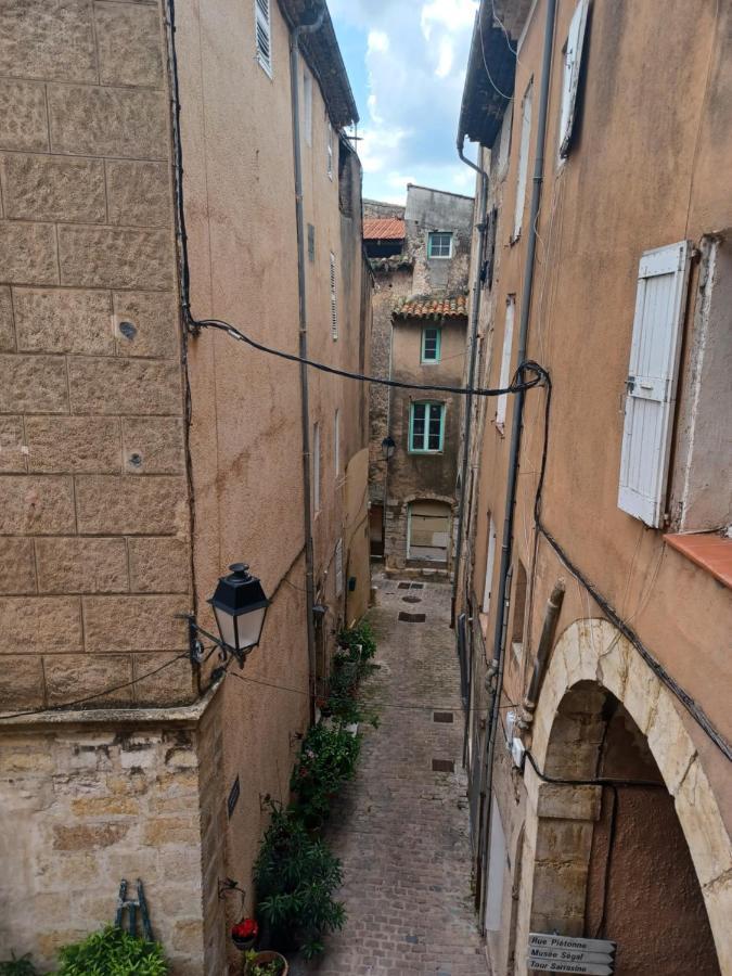 L'Horloge Apartman Aups Szoba fotó